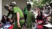 Công an Hà Nội thông tin về người phụ nữ chửi bới, đánh, cắn cảnh sát
