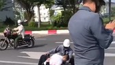 Người mang sắc phục công an “thờ ơ” khi để tài xế taxi vật lộn với tên cướp