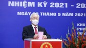 Cử tri Nguyễn Phú Trọng bỏ phiếu tại khu vực bầu cử số 4, phường Nguyễn Du, Hà Nội