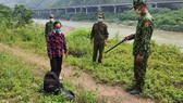 Người phụ nữ lội suối để nhập cảnh trái phép từ Trung Quốc vào Việt Nam