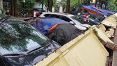 Bức tường cao 1,5m bất ngờ đổ xuống, đè lên 12 xe ô tô