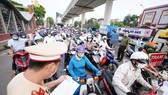 Ùn tắc khi qua chốt để vào “vùng đỏ” ở Hà Nội