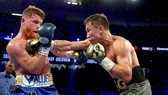 Saul Alvarez (trái) và Gennady Golovkin "bất phân thắng bại" sau một trận đấu hấp dẫn
