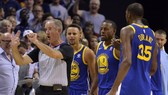 Curry (giữa) và KD (số 35) đã bị đuổi khi Warriors thua trận thứ 2 trong mùa