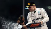 Valtteri Bottas ăn mừng sau chiến thắng cuối cùng của mùa giải