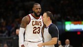 LeBron James tranh cãi với trọng tài Kane Fitzgerald sau khi bị đuổi khỏi sân