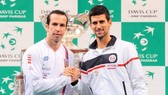 Stepanek (trái) và Djokovic, từ địch thủ trở thành thầy - trò