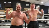 Tyson Fury khoe bụng mỡ bên cạnh Ricky Hatton