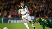Fernando Torres đi bóng qua Victor Valdes trước khi tung ra "nhát dao định mệnh" hồi năm 2012