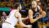 Jonas Valanciunas (phải) không thể giúp Raptors thắng LA Clippers