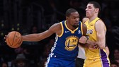 Kevin Durant trước sự kèm cặp của một cầu thủ LA Lakers