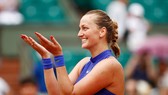 Petra Kvitova khoe... bàn tay mới