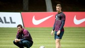 Lampard (trái) luôn quan tâm đến đàn em ở tuyển Anh là Barkley
