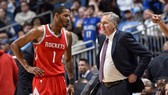 HLV Mike D'Antoni và một cầu thủ Rockets