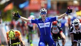 Elia Viviani ăn mừng chiến thắng ở đích đến