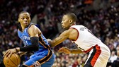 Russell Westbrook (trái) trong một pha tranh bóng với Damien Lillard