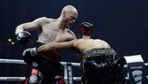 Groves - một Fan cuồng Chelsea - vẫn thắng Eubank dù trật khớp vai