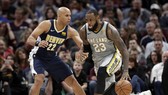 LeBron James (phải) không cứu nổi Cleveland