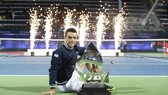 Roberto Bautista Agut và chiếc cúp vô địch Dubai