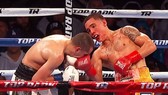 Oscar Valdez (phải) đổ khá nhiều máu để đánh bại Scott Quigg