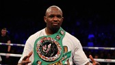 Dillian Whyte khoe đai vô địch WBC (Silver)