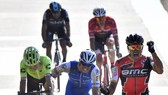 Greg van Avermaet (phải) đăng quang Paris-Roubaix 2017 một cách ngoạn mục