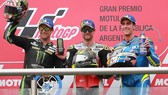 Carl Crutchlow (giữa) xuất sắc đăng quang ở Argentina
