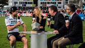 Pete Sagan (trái) trả lời phỏng vấn sau khi đăng quang Paris-Roubaix