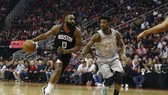 James Harden (trái) ghi 46 điểm, giúp Rockets đánh bại Timberwolves