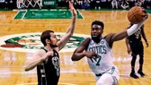Jaylen Brown (phải) của Celtics trong một pha tấn công trên rổ