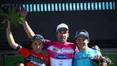 Niềm vui chiến thắng của Thibaut Pinot (giữa)