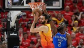 Ricky Rubi của Utah Jazz trong một pha lên rổ