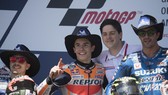 Niềm vui chiến thắng của Marc Marquez (giữa)