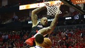 PJ Tucker trong một pha tấn công lên rổ