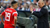 Aleksandr Samedov (trái) nhận chỉ đạo từ Stanislav Cherchesov