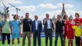 Tổng thống Putin (giữa) trong một sự kiện của FIFA ở World Cup