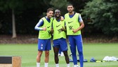 Ruben Loftus-Cheek (phải) cùng với Cesc Fabregas (trái) và Victor Moses trên sân tập Cobham