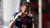 Neymar ăn mừng kiểu khóc nhè
