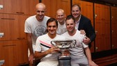 Tony Godsick (ngoài cùng bên phải) cùng với Federer và đội của anh
