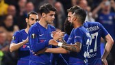 Morata được các đồng đội chúc mừng sau khi ghi bàn vào lưới Vidi FC
