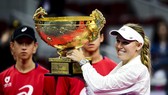 Wozniacki giương cao chiếc cúp vô địch China Open