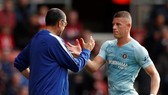 Barkley và HLV Sarri trong trận thắng Southampton
