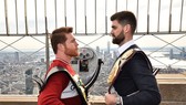 Canelo Alvarez (trái) mặt đối mặt với Rocky Fielding trên đỉnh Tòa nhà Empire State ở New York