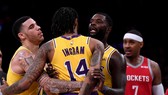 Brandon Ingram đang được các đồng đội can ngăn, nhưng anh vẫn kịp kích động cuộc ẩu đả