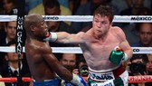 Alvarez tung đòn về phía Mayweather trong trận đấu hồi năm 2013