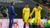 Jorginho (phải) và HLV Sarri phải nhanh chóng rút ra bài học về "trận Wembley"