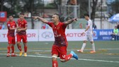 "Cơn lốc đen" Bơnahria Vĩ sau bàn thắng vào lưới Hạt điều Thương Thương