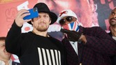 Usyk (trái) sẵn sàng thương thuyết để trận "nhất thống giang hồ làng quyền hạng nặng" diễn ra
