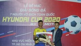 Tuấn Vinh nhận giải Cầu thủ xuất sắc nhất SPL-S3 (Ảnh Dũng Phương)
