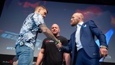 McGregor (vét xanh) bắt tay Poirier trước sự kiện UFC 257, được dự báo sẽ mang lại lợi nhuận khổng lồ